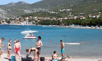 Ukinuta zabrana kupanja na plaži Klenovica, more izvrsne kakvoće