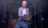 Preminuo Charlie Watts; brojni prijatelji opraštaju se s legendarnim bubnjarem Rolling Stonesa