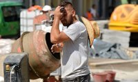 VRUĆINA NE POPUŠTA