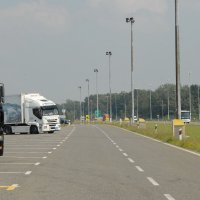 Kamion naletio na ljude na odmorištu