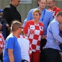 Kolinda Grabar-Kitarović u društvu supruga na utakmici Hrvatska - Wales