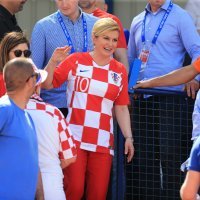 Kolinda Grabar-Kitarović u društvu supruga na utakmici Hrvatska - Wales