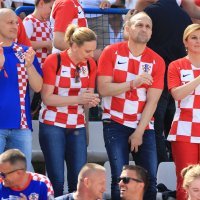 Kolinda Grabar-Kitarović u društvu supruga na utakmici Hrvatska - Wales