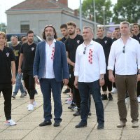 Hrvatski nogometni reprezentativci posjetili vojarnu 7. gardijske brigade Pume - Luka Modrić, Ivan Čehok