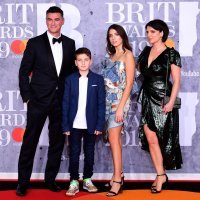 Rina Lipa s bratom Gjinom i roditeljima, Dukagjinom i Anesom