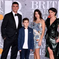 Rina Lipa s bratom Gjinom i roditeljima, Dukagjinom i Anesom