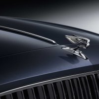 Bentley Flying Spur i amblematična figura 'Flying B' koja je osvijetljena iznutra i električno se uvlači i