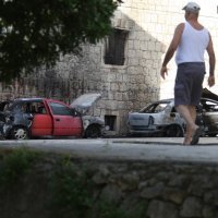 Nedaleko od pošte u Kaštel Sućurcu u potpunosti izgorjela dva automobila