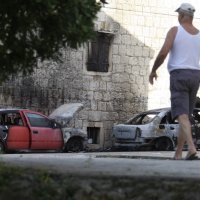 Nedaleko od pošte u Kaštel Sućurcu u potpunosti izgorjela dva automobila