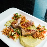 Tuna steak, guacamole, przeni luk, svjeza salsa