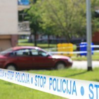 Vinkovci: Policijski očevid nakon snažne detonacije ispod balkona stambene zgrade