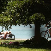 Zagreb: Građani iskoristili praznik za boravak na Jarunu uz kupanje, sunčanje i roštilj