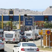 Zbog velike gužve na Krčkom mostu otvoreno je šest naplatnih postaja