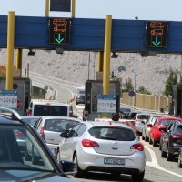 Zbog velike gužve na Krčkom mostu otvoreno je šest naplatnih postaja