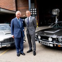 Princ Charles i Daniel Craig ispred Aston Martina DB5 i Aston Martina V8 Vantage Volante