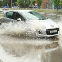 Osijek: U nevremenu uništen automobil na kojeg je pala grana