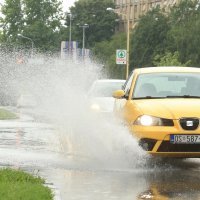 Osijek: U nevremenu uništen automobil na kojeg je pala grana