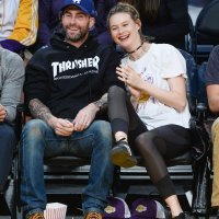 Behati Prinsloo i Adam Levine