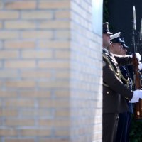 Državni vrh položio vijence na grobnici za neidentificirane zrtve iz Domovinskog rata