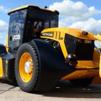 JCB Fastrac 8000 je u rušenju rekorda vozio Guy Martin