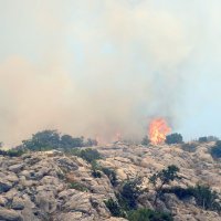 Iznad Grebaštice izbio veliki požar, u pomoć stigla dva kanadera