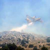 Iznad Grebaštice izbio veliki požar, u pomoć stigla dva kanadera