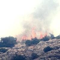 Iznad Grebaštice izbio veliki požar, u pomoć stigla dva kanadera