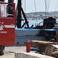 Na otoku Murteru izgorjela jedrilica, te su oštećena dva broda