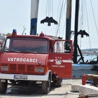 Na otoku Murteru izgorjela jedrilica, te su oštećena dva broda