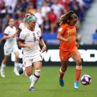 SAD (Julie Ertz) - Nizozemska (Lieke Martens)