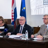 Predsjednik Ustavnog suda Miroslav Šeparović izvijestio je o nekoliko novijih odluka za koje postoji poseban interes javnosti.