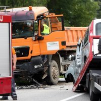 Poginula jedna osoba u sudaru automobila i kamiona u Točku kod Slunja