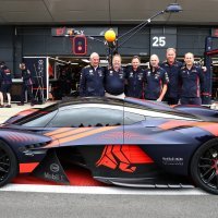 Aston Martin Valkyrie na stazi Silverstone - Dr Helmut Marko, Dr Andy Palmer, Christian Horner, Adrian Newey, Marek Reichman i David King (slijeva nadesno)