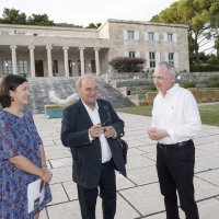 Autorica izložbe Vesna Bulić Baketić, Kuzma Kovačić i splitski gradonačelnik  Andro Krstulović Opara