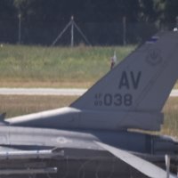 Nedaleko od vatrogasnog hangara Zračne luke Pula nalazi se borbeni lovac F16