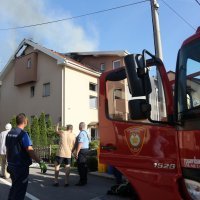 Velika Gorica: U stambenoj kući izbio požar, na intervenciji ozlijeđeno dvoje vatrogasaca