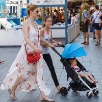 Jelena Perčin s djecom u šetnji gradom