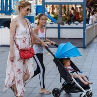 Jelena Perčin s djecom u šetnji gradom