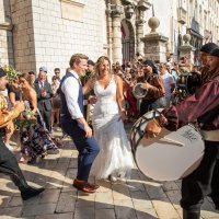 Dubrovnik: Veselo na Stradunu povodom vjenčanja para iz inozemstva