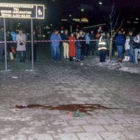 Građani Stockholma na mjestu ubojstva Olofa Palmea 1986.
