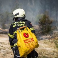 Šibenik: Izbio veliki šumski požar kojega je, zbog jakog vjetra, otežano gasiti