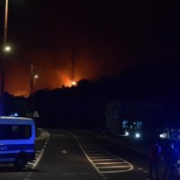 Požar kod Šibenika i dalje aktivan, vatrogasci cijelu noć branili kuće
