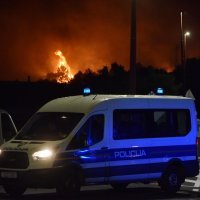 Požar kod Šibenika i dalje aktivan, vatrogasci cijelu noć branili kuće