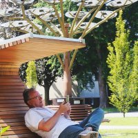 Mladen Smrekar isprobava solarnu ležaljku