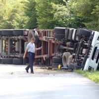 Jedna osoba ozlijeđena u prevrtanju kamiona u Kupljenskom kod Vojnića