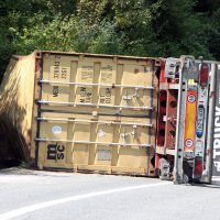 Jedna osoba ozlijeđena u prevrtanju kamiona u Kupljenskom kod Vojnića