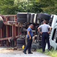 Jedna osoba ozlijeđena u prevrtanju kamiona u Kupljenskom kod Vojnića