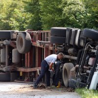 Jedna osoba ozlijeđena u prevrtanju kamiona u Kupljenskom kod Vojnića