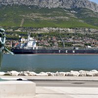 Za vrijeme sinoćnjeg nevremena tanker vezan na terminalu Ine u Solinu je ispustio naftu