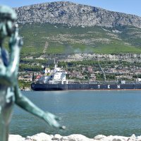 Za vrijeme sinoćnjeg nevremena tanker vezan na terminalu Ine u Solinu je ispustio naftu